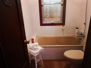 SevaresLa Casina的带浴缸、卫生间和盥洗盆的浴室