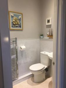 史宾桥Rosebank的浴室配有白色卫生间和盥洗盆。