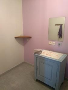 Ternand拉达姆德梅西涅克度假屋的浴室设有蓝色橱柜和镜子