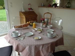Saint-Germain-du-CorbéisSt Germain的一张桌子,上面有粉红色的桌布,上面有食物