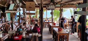 坎昆Cancun Amara的一群坐在餐厅桌子上的人