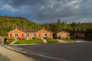 GlenburnieMiddle Brook Cottages & Chalets的路上一排有红色门的房屋