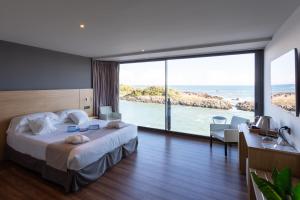 伊斯拉阿斯图酒店的酒店客房设有一张床,享有海景。