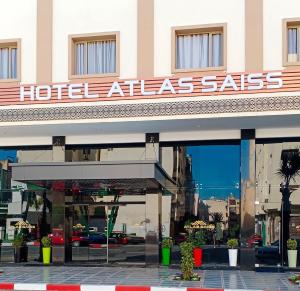 非斯Hôtel Atlas Saiss Fès的大楼内酒店地图集销售标志