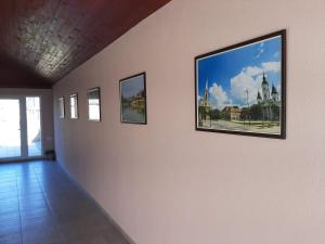 BečejAstra的墙上有三幅画的房间