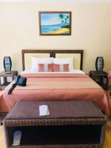 锡基霍尔无限金沙度假村 的一间卧室配有一张大床和一张桌子