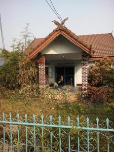 Ban Huai DuaTent KONOK的前面有围栏的房子