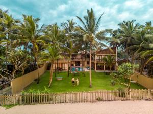 本托塔Villa 700 by Amaya的棕榈树海滩上的房子