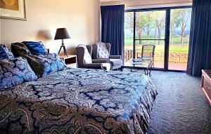 波高尔宾Estate Tuscany的酒店客房设有一张床和一个阳台。
