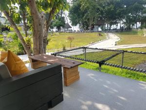 涛岛茵塔度假酒店的公园旁的木凳