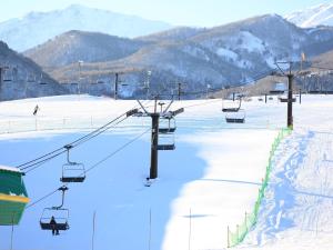 小谷村阳光谷酒店 的雪地带滑雪缆车的滑雪场