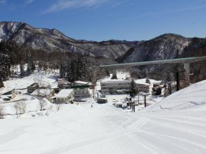 小谷村阳光谷酒店 的山地雪地滑雪胜地
