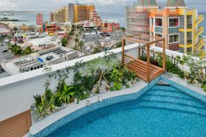 北谷町Lequ Okinawa Chatan Spa ＆ Resort的一座城市建筑屋顶上的游泳池