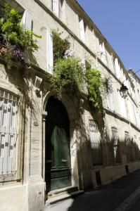 蒙彼利埃"Chambre d'Autres", massages的街道上设有绿门的建筑