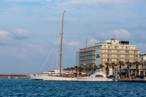 希俄斯希尔斯尚德里酒店的建筑物旁边的水中帆船