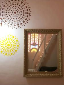 巴里Mandala的镜子,房间设有楼梯和吊灯
