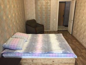 基辅Apartment on the Obolon的一间卧室配有一张床和一把椅子