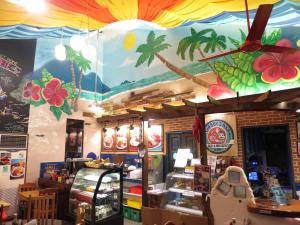 杜马格特Gabby's Bed & Breakfast的商店里一间拥有丰富多彩天花板的餐厅