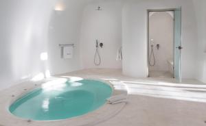 伊亚佩里奥拉斯酒店的白色客房内带大浴缸的浴室