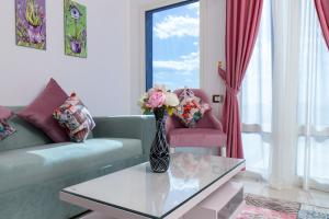 达哈布Swiss Royal DAHAB的客厅配有绿色沙发和玻璃桌