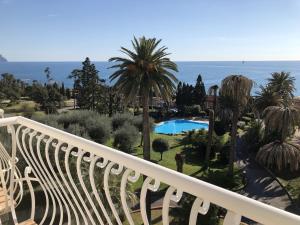 热那亚Savoia Apartments的阳台享有游泳池和海洋的景致。