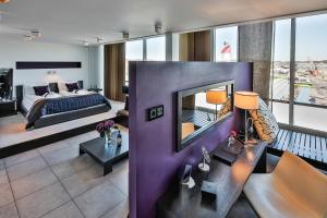 哥德堡第一酒店G的一间卧室设有紫色墙壁和一张床