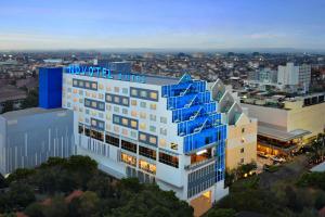 日惹Novotel Suites Yogyakarta Malioboro的建筑的一侧有蓝色的楼梯