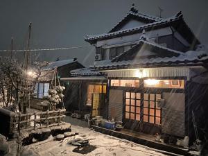 ShimminatoRelaxing house de Akemi的前面有雪的亚洲房屋