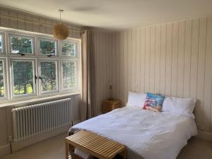 谢林汉姆Picaroons Bed and Breakfast的一间卧室设有一张床和两个窗户。