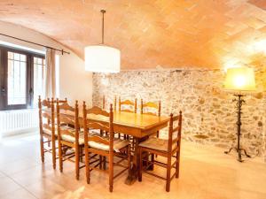 卡隆赫Holiday Home La Tilia by Interhome的一间带木桌和椅子的用餐室
