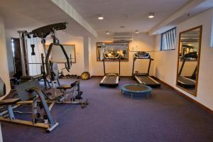 维多利亚瀑布象山度假酒店的一间健身房,里面配有几台跑步机