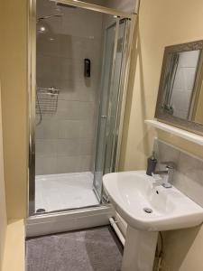 莱斯特Royal Oak Hotel的带淋浴和盥洗盆的浴室