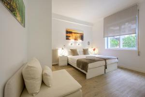 马德里尼奥马格纳马德里酒店的白色卧室配有床和沙发