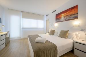 马德里尼奥马格纳马德里酒店的白色卧室配有床和书桌