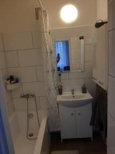 莫斯特Prague apartment in Most near Golf club, aqua-hipo-autodrom in Most的浴室配有水槽、淋浴和浴缸。