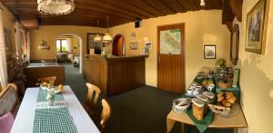 茨维泽尔Pension Erna的一间带桌子的用餐室和一间厨房