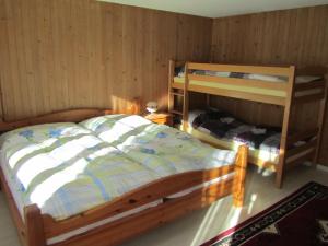 伦克Chalet Halten的一间卧室配有两张双层床。