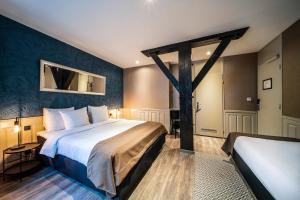 阿姆斯特丹圣尼古拉斯酒店的配有一张大床和镜子的酒店客房