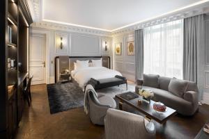 巴黎Maison Villeroy的一间卧室设有一张床和一间客厅。