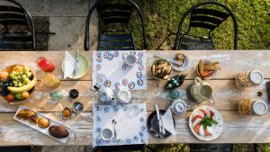 阿斯科利皮切诺福尔泰扎住宿加早餐旅馆的一张野餐桌,上面放着食物盘