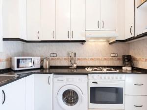 托里代巴拉Apartment Domingo by Interhome的厨房配有白色橱柜和洗碗机。
