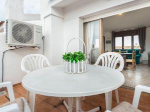 托里代巴拉Apartment Drassanes III by Interhome的客厅配有白色的桌椅
