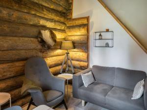 锡尔卡Holiday Home Kelorakka lodge by Interhome的带沙发和木墙的客厅