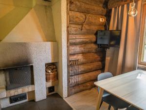 锡尔卡Holiday Home Kelorakka lodge by Interhome的客厅设有壁炉和桌子