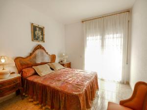 圣卡洛斯拉腊皮塔Holiday Home Sofía by Interhome的一间卧室设有一张大床和一个窗户。