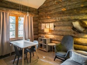 锡尔卡Holiday Home Kelorakka lodge by Interhome的客厅设有木墙和桌椅