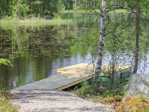 PertunmaaHoliday Home Kurki by Interhome的湖中的一个木头码头