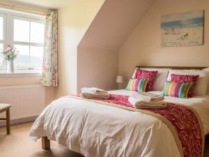 布罗德福德Holiday Home Strath Glebe by Interhome的一间卧室配有带毛巾的床