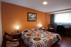 帕斯托弗朗西斯拉麦森酒店的一间卧室配有一张床、一张桌子和一个窗户。