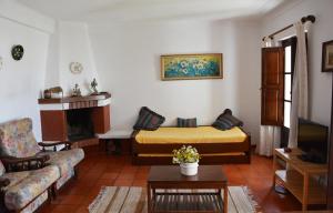 米尔芳提斯城Apartamentos Cintra do Vale的客厅配有沙发和1张床